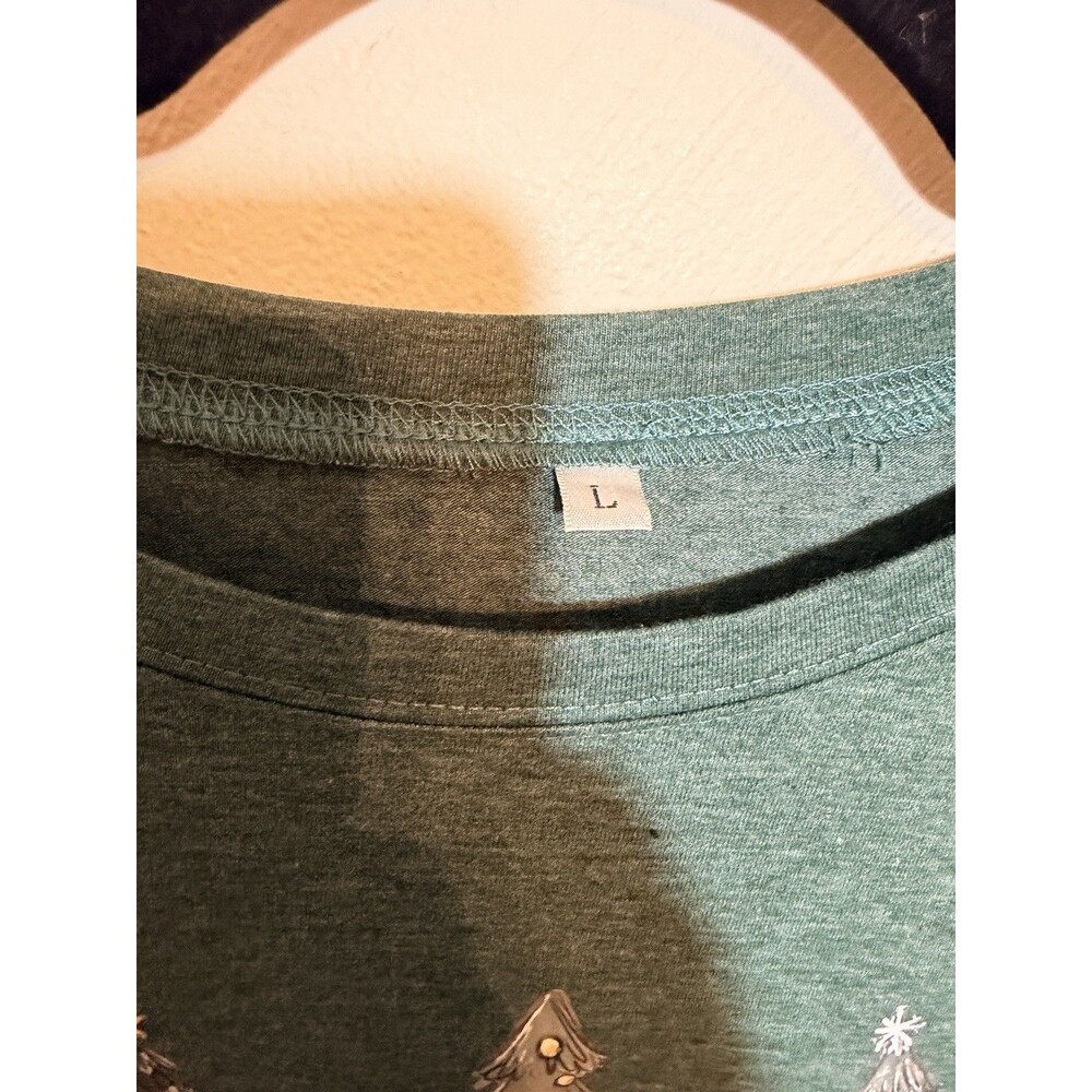 Tree Tops Glisten And Children Never Listen Holiday Graphic T-shirt Size L... - Picture 3 of 5